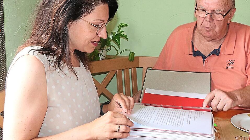 Respekt zollte MdB Martina Englhardt-Kopf Karlheinz Schröpfer beim Durchblättern des Manuskript-Ordners für sein 'Kathi'-Buch, das im September erscheinen soll. Respekt zollte MdB Martina Englhardt-Kopf Karlheinz Schröpfer beim Durchblättern des Manuskript-Ordners für sein 'Kathi'-Buch, das im September erscheinen soll.