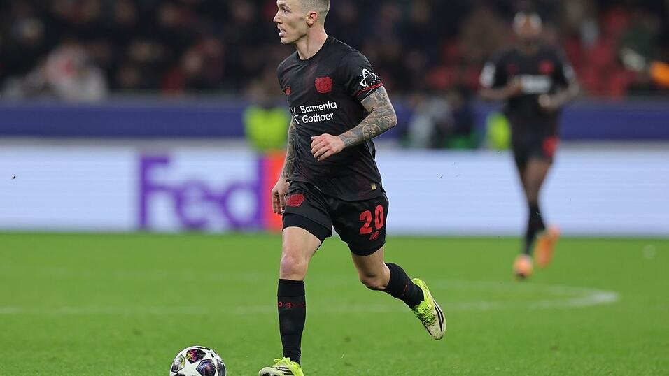 Bei Bayer Leverkusen schmerzlich vermisst: Alejandro Grimaldo ist am Samstag im Spiel gegen Bayern M&uuml;nchen gelbgesperrt (Archivbild).