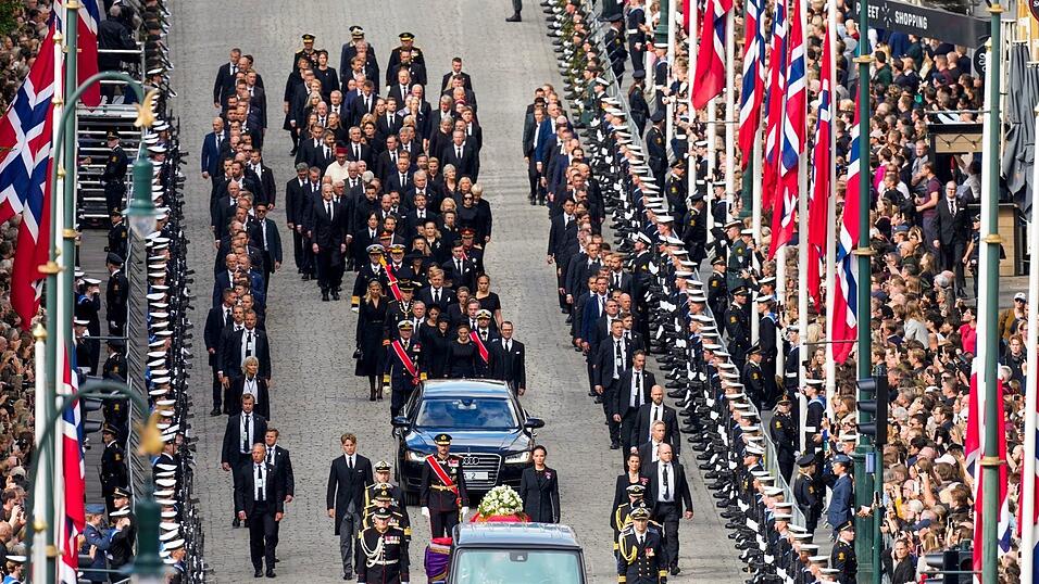 Die Trauerprozession zieht durch Oslo.