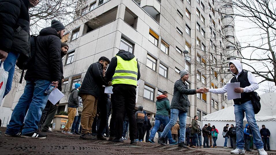 Flüchtlinge warten am 27.01.2016 in Berlin vor dem Landesamt für Gesundheit und Soziales (LaGeSo). In dem Amt in Berlins Turmstraße können Flüchtlinge sich registrieren lassen oder erste Unterstützungsleistungen erhalten. Flüchtlinge warten am 27.01.2016 in Berlin vor dem Landesamt für Gesundheit und Soziales (LaGeSo). In dem Amt in Berlins Turmstraße können Flüchtlinge sich registrieren lassen oder erste Unterstützungsleistungen erhalten.