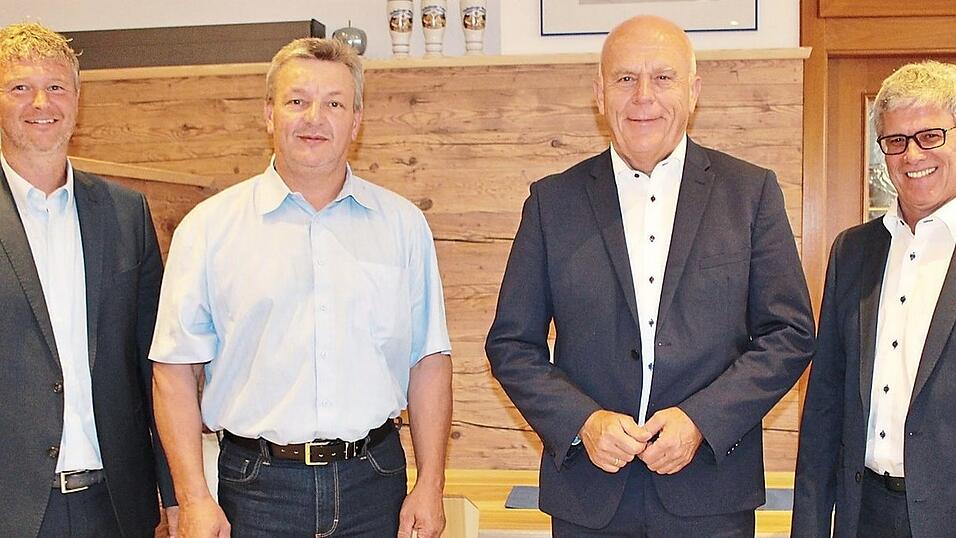 Die gewählten Verbandsvorsitzenden für die nächsten sechs Jahr: Werkleiter Ludwig Sigl, Zweiter Stellvertreter Anton Kargl, Verbandsvorsitzender Karl Wellenhofer und Erster Stellvertreter Johann Angstl (von links). Die gewählten Verbandsvorsitzenden für die nächsten sechs Jahr: Werkleiter Ludwig Sigl, Zweiter Stellvertreter Anton Kargl, Verbandsvorsitzender Karl Wellenhofer und Erster Stellvertreter Johann Angstl (von links).