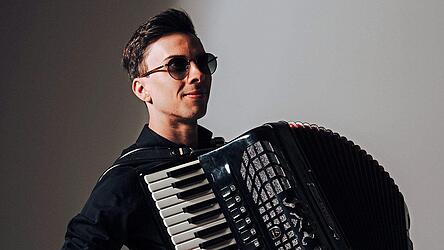 Seit der ersten Klasse spielt Simon Csokan Akkordeon.