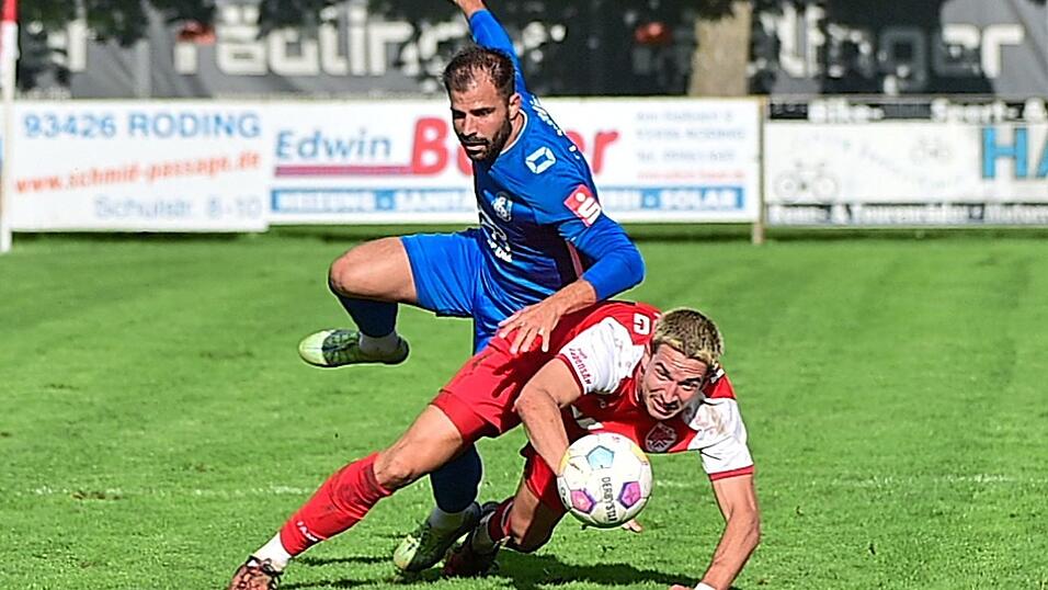 Beim 1:4 gegen Dingolfing mit Daniel Hofer wurde Roding mit Leon Reisinger (in Rot) unter Wert geschlagen.