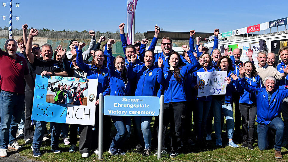 Riesenjubel nach dem Erreichen der 2. Bundesliga auf dem Gel&auml;nde in Hochbr&uuml;ck.