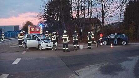 Die Feuerwehren aus Rötz und Hetzmannsdorf sichern die Unfallstelle ab. Die Verletzten werden vom Rettungsdienst versorgt.
