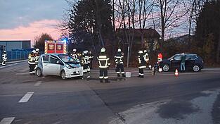 Die Feuerwehren aus Rötz und Hetzmannsdorf sichern die Unfallstelle ab. Die Verletzten werden vom Rettungsdienst versorgt.