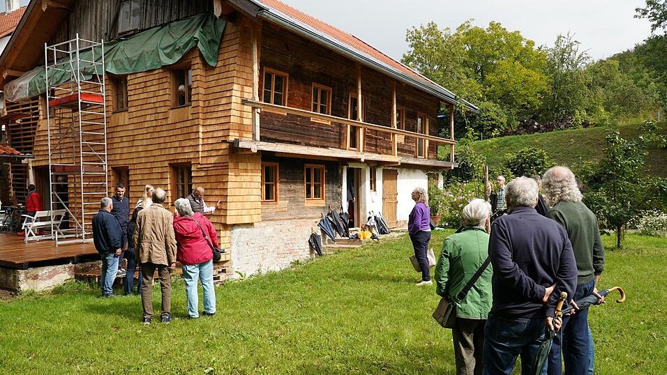 Die Westseite des Thurner-Hofs hat sich stark verändert und ist nun mit Holzschindeln abgedeckt. Die Westseite des Thurner-Hofs hat sich stark verändert und ist nun mit Holzschindeln abgedeckt.