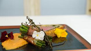 Enis Topalovic, Küchenchef Vom Wirtshaus 'Zum Geiss', empfiehlt zu Weihnachten ein Rinderfilet nach Wellington-Art mit Zimt-Süßkartoffelcreme und Prinzessbohnen im Speckmantel mit Kirschglühbiersoße.