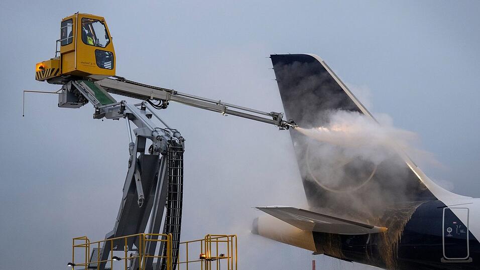 Eisige Temperaturen auch in Hessen - Am Frankfurter Flughafen m&uuml;ssen Maschinen enteist werden
