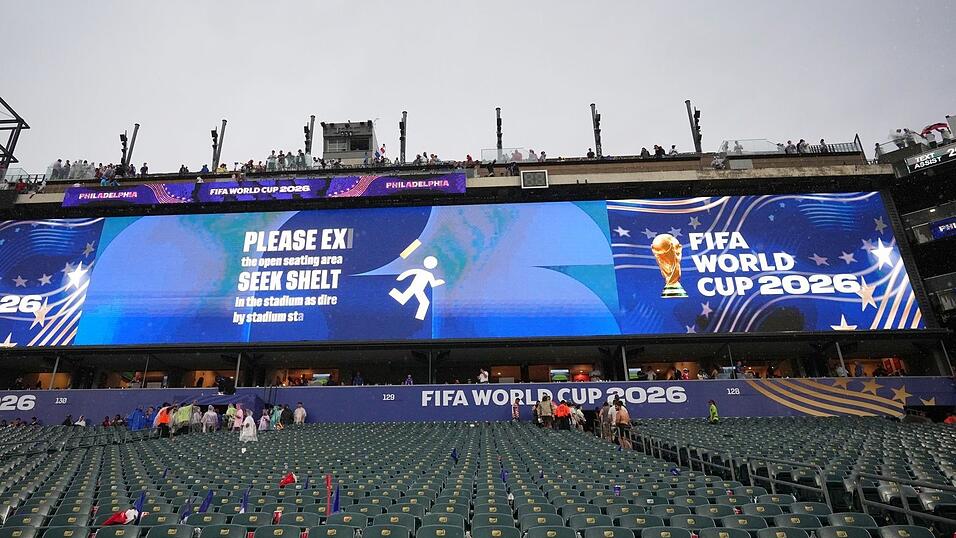 Über die Anzeigentafel werden die Besucher aufgefordert, das Stadion zu verlassen. Über die Anzeigentafel werden die Besucher aufgefordert, das Stadion zu verlassen.