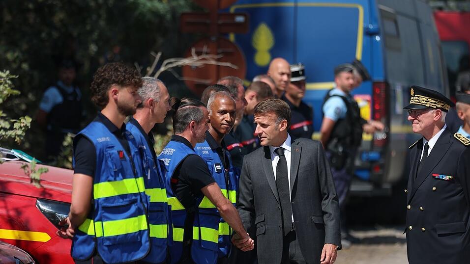 Frankreichs Präsident Macron besuchte die Einsatzkräfte Frankreichs Präsident Macron besuchte die Einsatzkräfte