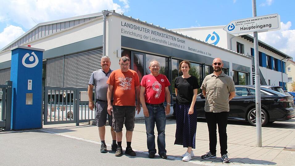 Die Landshuter Werkstätten in Landau feiern ihr 50-jähriges Bestehen. Für (v. l.) den stellvertretenden Standortleiter Hans Weichselgartner, die beiden Mitarbeiter Arnold Kaiser und Rolf Martinkus, Maria Khan vom Sozialdienst und Standortleiter Michael Schranz sind die Werkstätten mehr als nur ein Arbeitsplatz wie jeder andere. Die Landshuter Werkstätten in Landau feiern ihr 50-jähriges Bestehen. Für (v. l.) den stellvertretenden Standortleiter Hans Weichselgartner, die beiden Mitarbeiter Arnold Kaiser und Rolf Martinkus, Maria Khan vom Sozialdienst und Standortleiter Michael Schranz sind die Werkstätten mehr als nur ein Arbeitsplatz wie jeder andere.