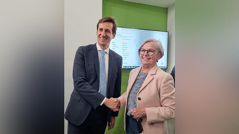 Rita Röhrl gratuliert dem CSU-Mann. Rita Röhrl gratuliert dem CSU-Mann.