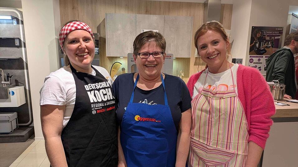 Julia Busch (links) hat Mutter und Freundin als 'Schnippelhilfen' mitgebracht.