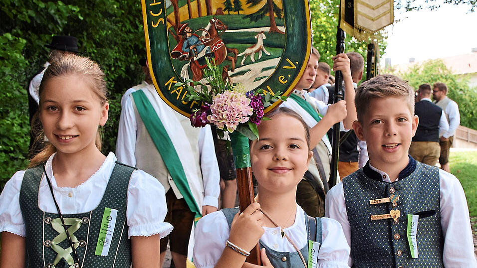 Magdalena Gerstl trug als junges Taferl-M&auml;dchen voller Stolz das Schild der Hubertussch&uuml;tzen.