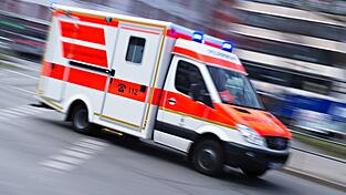 Rettungskräfte brachten den 65-jährigen Rennradfahrer mit schweren Verletzungen ins Krankenhaus. (Symbolbild)