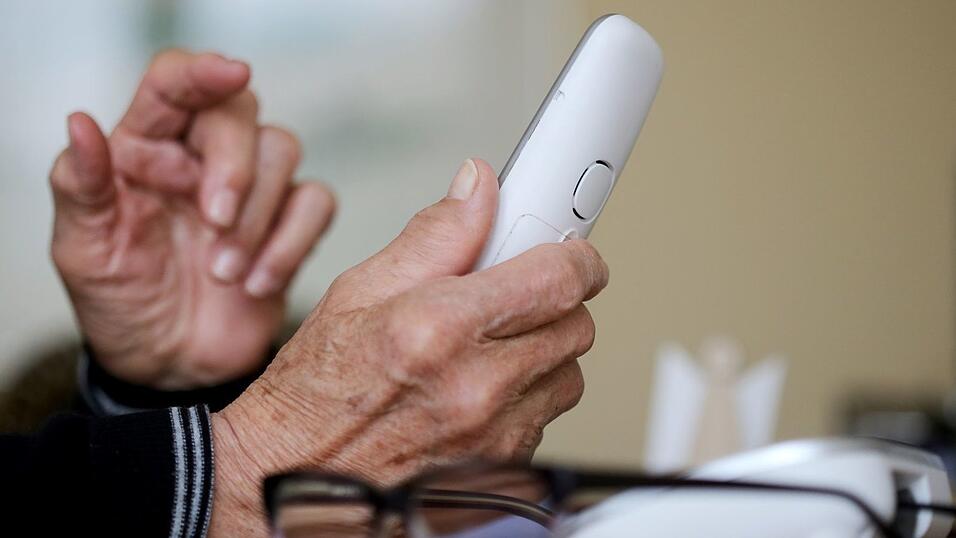 Ein 70-Jähriger aus Mittelfranken erhielt einen betrügerischen Telefonanruf – und wäre beinahe darauf hereingefallen. (Symbolbild)