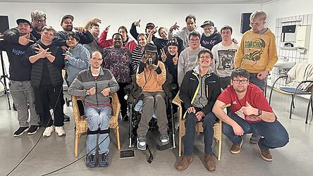 Das Team vom &bdquo;Wohnzimmer Roding&ldquo; hat mit &bdquo;#eigenArt&ldquo; eine inklusive Hip-Hop-Band ins Programm genommen.