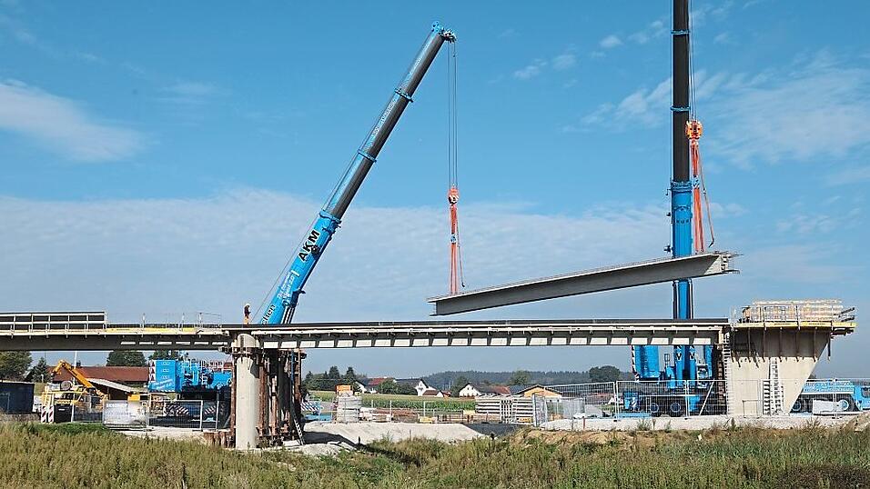 Spezialkr&auml;ne hoben die Feritgbauteile der Br&uuml;cke in Position.
