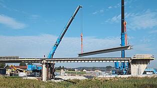 Spezialkräne hoben die Feritgbauteile der Brücke in Position. Spezialkräne hoben die Feritgbauteile der Brücke in Position.