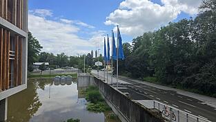 Das Parkdeck des TUM-Campus stand zum ersten Mal unter Wasser. Der Deichbalkenverschluss an der Uferstraße hielt zwar dicht, aber das Wasser fand einen Weg unter dem Beton hindurch in Richtung Uferstraße.