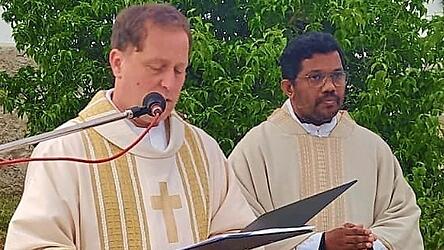 Pfarrvikar Thomas K. Samuel (rechts) und Diakon Thomas Bauer zelebrierten die Messe.