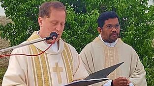 Pfarrvikar Thomas K. Samuel (rechts) und Diakon Thomas Bauer zelebrierten die Messe.