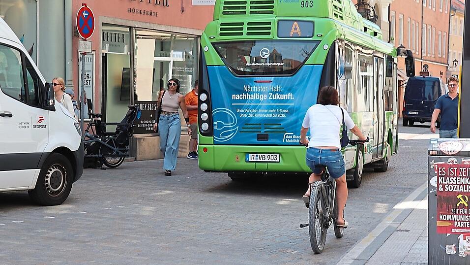 Beim Fahren im Mischverkehr mit Autos geben 82 Prozent der Radfahrenden, die sich an der Umfrage beteiligten, an, sich dort bedrängt oder behindert zu fühlen. Beim Fahren im Mischverkehr mit Autos geben 82 Prozent der Radfahrenden, die sich an der Umfrage beteiligten, an, sich dort bedrängt oder behindert zu fühlen.
