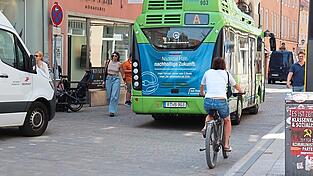 Beim Fahren im Mischverkehr mit Autos geben 82 Prozent der Radfahrenden, die sich an der Umfrage beteiligten, an, sich dort bedrängt oder behindert zu fühlen.