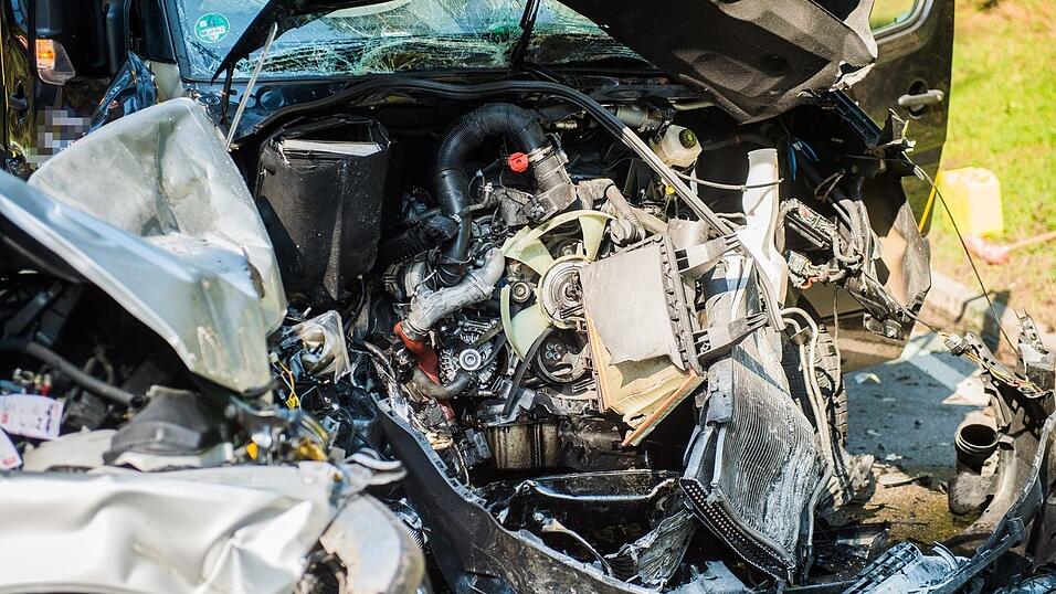 Die Fahrzeuge krachten wohl frontal ineinander.