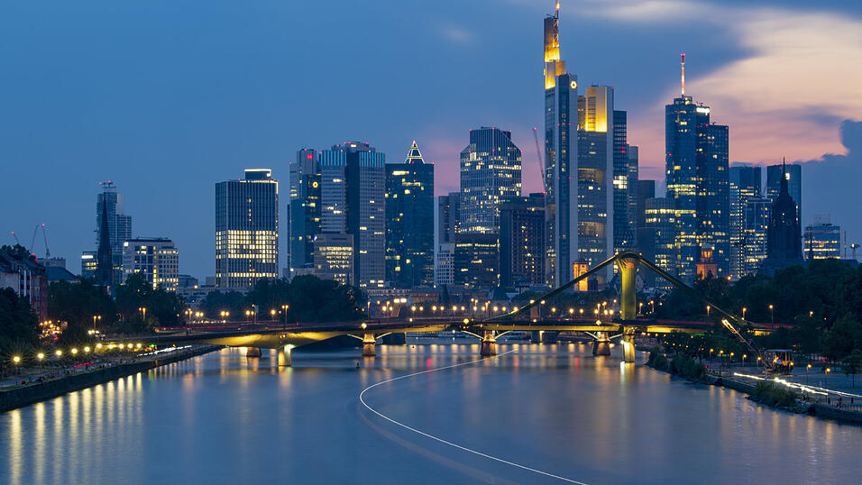 Die deutschen Banken leiden unter der Niedrigzinsphase und k&ouml;nnten Minuszinsen bald an Kunden weitergeben.