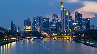 Die deutschen Banken leiden unter der Niedrigzinsphase und k&ouml;nnten Minuszinsen bald an Kunden weitergeben.