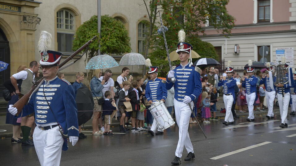 Zahlreiche Musik- und Trachtengruppen zogen nach dreij&auml;hriger Pause am Freitagabend zum Festplatz Am Hagen.&nbsp;