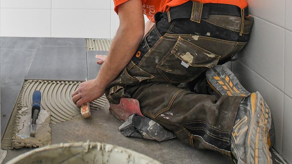 Fliesenleger: Das deutsche Handwerk beklagt einen Mangel an Nachwuchs. (Archivbild)