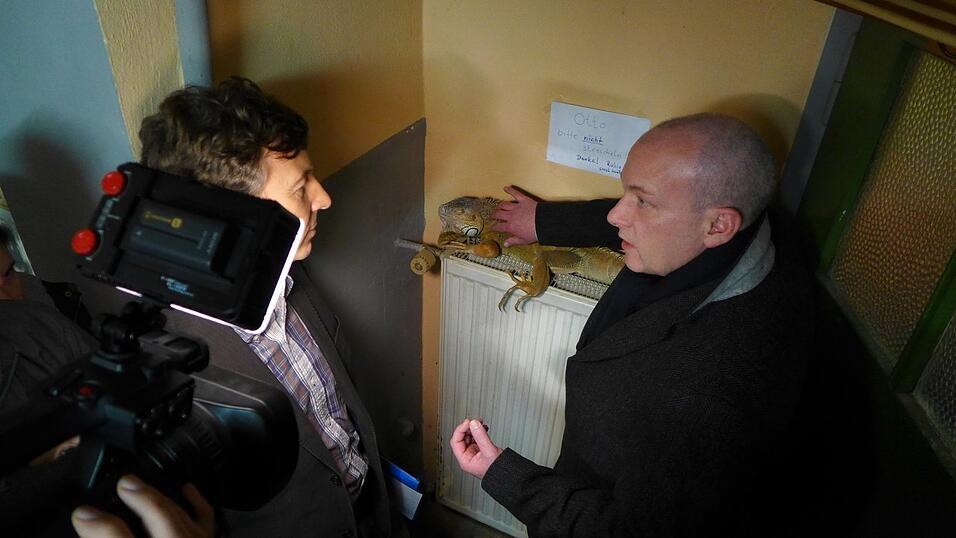 'Bitte nicht streicheln!' - Oberb&uuml;rgermeister Joachim Wolbergs und der zahme Leguan Otto. (Foto: web)