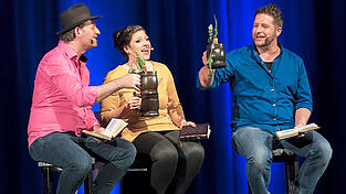 Was schwimmt denn da im Bier? Tom Bauer, Veronika Frank und Sebastian Hagengruber (von links) m&uuml;ssen das Reinheitsgebot noch retten.