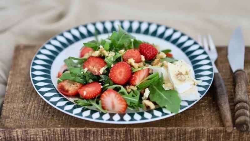Das ideale Rezept für die tropischen Temperaturen dieser Tage: ein leichter Erdbeer-Rucola-Walnuss-Salat. Das ideale Rezept für die tropischen Temperaturen dieser Tage: ein leichter Erdbeer-Rucola-Walnuss-Salat.