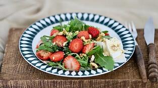 Das ideale Rezept für die tropischen Temperaturen dieser Tage: ein leichter Erdbeer-Rucola-Walnuss-Salat. Das ideale Rezept für die tropischen Temperaturen dieser Tage: ein leichter Erdbeer-Rucola-Walnuss-Salat.