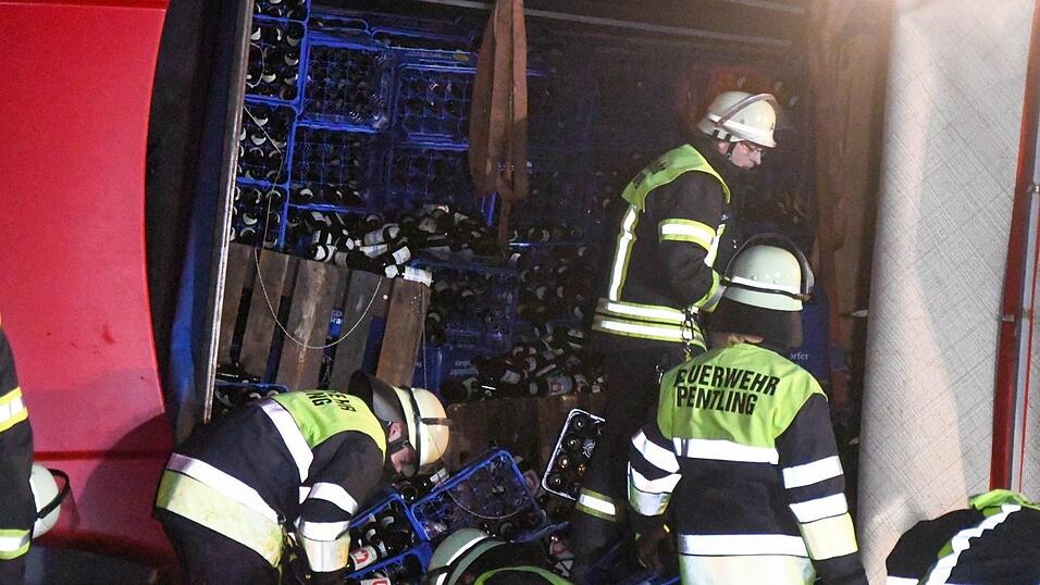 Bei einem Unfall nahe des Regensburger Autobahnkreuzes verlor ein Lastwagen Leergut.