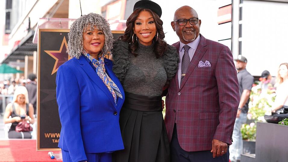 Die Grammy-Preistr&auml;gerin bringt ihre Eltern zu der Zeremonie mit.