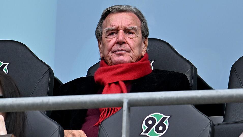 Sah bei seinem Herzensclub zu: Ex-Kanzler Schr&ouml;der.