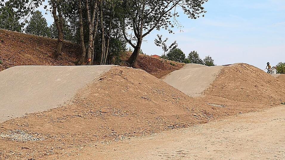 Die Bike-Anlage bei Hohenthann ist zusammen mit einem Experten in Sachen Biken geplant und angelegt worden. Stadträtin Stefanie Obermeier berichtete schon von mehreren Besuchen, und dass auch einige Rottenburger Jugendliche dort anzutreffen seien. Die Bike-Anlage bei Hohenthann ist zusammen mit einem Experten in Sachen Biken geplant und angelegt worden. Stadträtin Stefanie Obermeier berichtete schon von mehreren Besuchen, und dass auch einige Rottenburger Jugendliche dort anzutreffen seien.