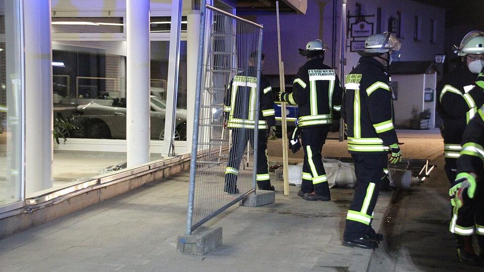 Ein Autofahrer ist in Rottenburg in den Verkaufsraum eines Autohauses gefahren.