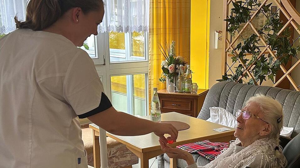 'Mir war tats&auml;chlich schon als kleines Kind klar, dass ich genau das sp&auml;ter machen m&ouml;chte', sagt Eva-Maria M&uuml;ller. Die 21-J&auml;hrige hat mit der Ausbildung zur Pflegefachfrau ihren absoluten Traumberuf gefunden.