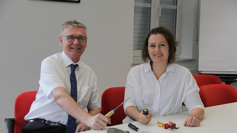 Seniorenbeauftragter Fritz G&ouml;&szlig;wein und B&uuml;chereileiterin Angie Pfligl suchen Ehrenamtliche f&uuml;r geplantes Reparatur-Caf&eacute;, dessen Er&ouml;ffnung f&uuml;r Ende Oktober in den R&auml;umlichkeiten der B&uuml;cherei angedacht ist.