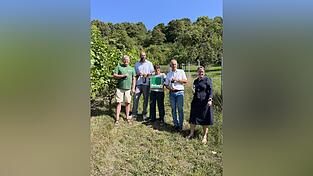 Volker Hartl (von links), Bioland-Berater Christian Ehrlich, die Winzerin Christine Wolfram, Bürgermeister Ludwig Artinger und Angelika Diwald stoßen nach Vertragsunterzeichnung gemeinsam an.