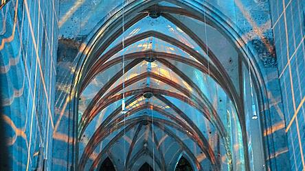 Bunte, wechselnde Lichter erleuchten die Minoritenkirche bei Infinity.