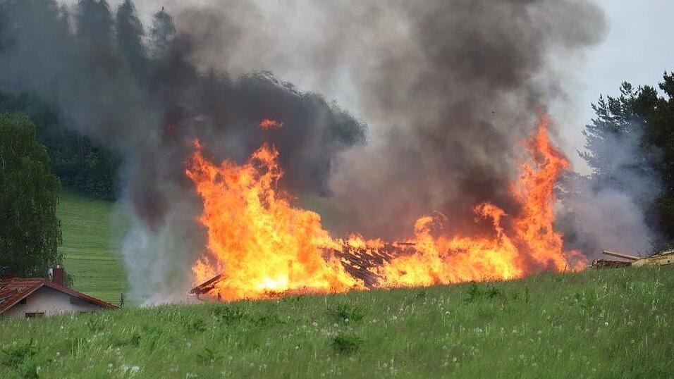 In Breitenberg ist am Dienstagabend ein Brand in einem Sägewerk ausgebrochen. In Breitenberg ist am Dienstagabend ein Brand in einem Sägewerk ausgebrochen.