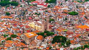 Taxco de Alarcón, kurz Taxco genannt, von oben. Die Kirche Santa Prisca, im Jahr 1751 wurde der Grundstein gelegt, gilt als eine der schönsten Kirchen in ganz Lateinamerika. Taxco de Alarcón, kurz Taxco genannt, von oben. Die Kirche Santa Prisca, im Jahr 1751 wurde der Grundstein gelegt, gilt als eine der schönsten Kirchen in ganz Lateinamerika.