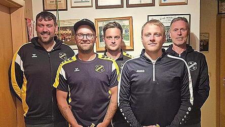 Die besten Torsch&uuml;tzen (hinten v.l.): Vorsitzender Daniel Schmid, sportlicher Leiter Bernhard Aschenbrenner und Trainer G&uuml;nter Meindl mit den Tor-Sch&uuml;tzen (vorne v.l.) Norbert Schmidt und Johannes Schmidt.